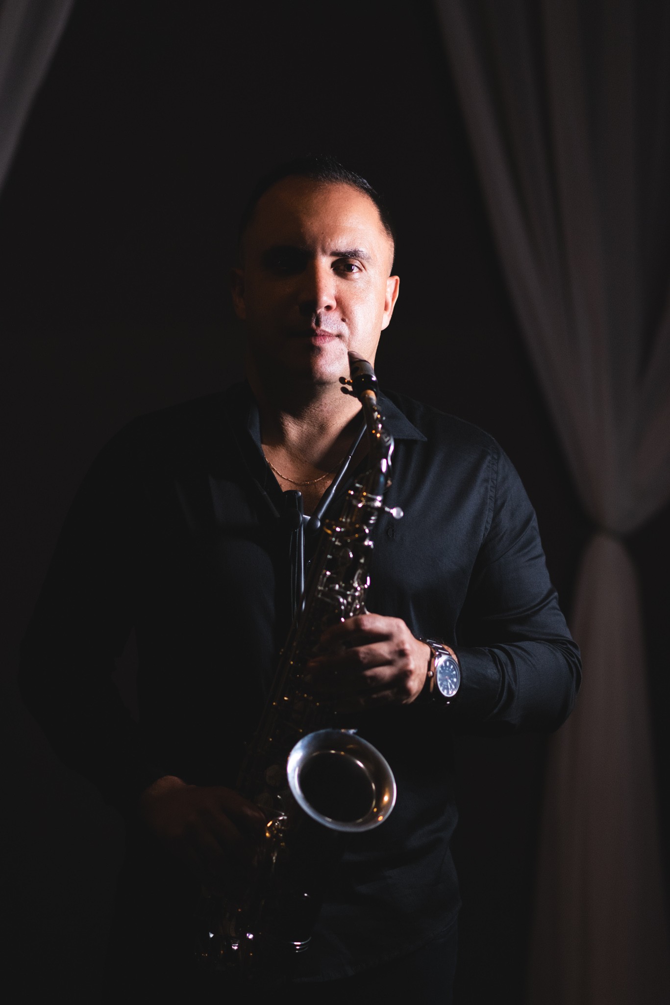 Lucas Camarano tocando saxofone