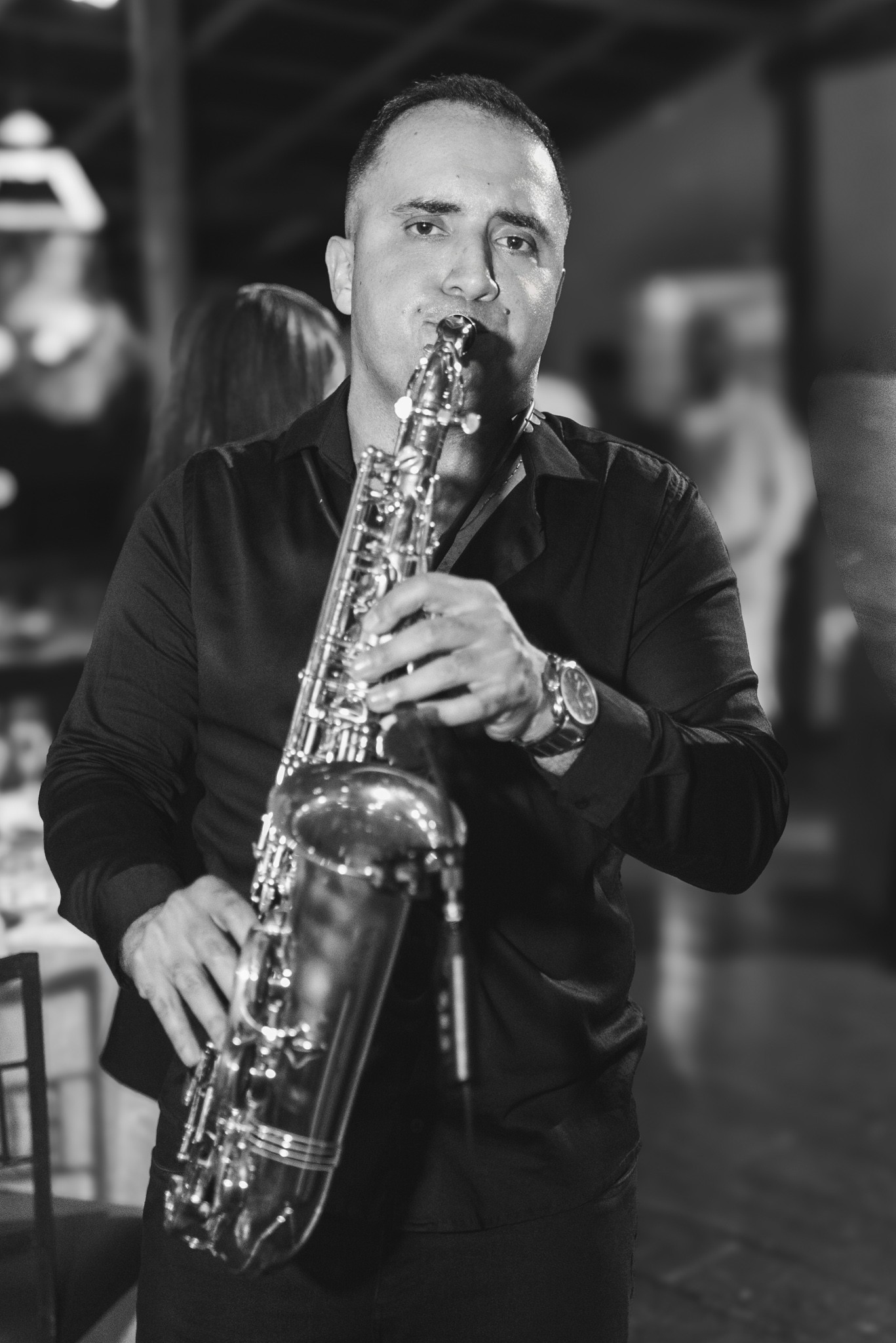 Lucas Camarano tocando saxofone durante um evento